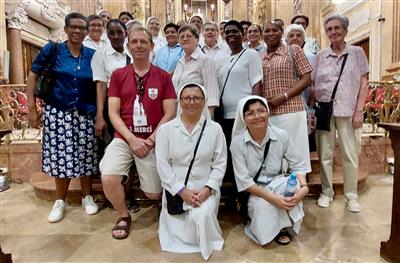 Visita de les Mercedàries Missioneres a la Basílica de la Mercè amb motiu de la celebració del seu Capítol General, a Barcelona